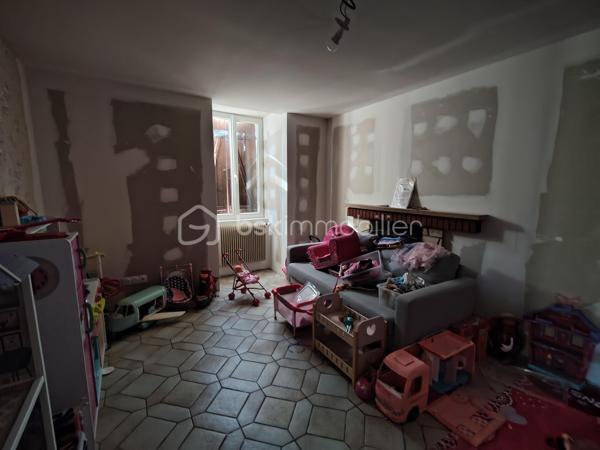 En exclusivité,
À découvrir sur la commune de Paizay-Naudouin, dans un environnement calme et agréable, cette maison familiale entièrement rénovée à l’intérieur offre de beaux volumes et un cadre de vie confortable. 

Caractéristiques principales :
Surface habitable : 150 m²
Terrain clos : 388 m²
8 pièces dont 5 chambres

🏠 Agencement :
Au rez-de-chaussée :

Une cuisine équipée récente (2025)
Un salon / séjour lumineux
Un WC indépendant
Une salle de jeux (ou chambre selon vos besoins)
Un cellier

À l’étage :

5 chambres
Une salle de bain complète avec douche, baignoire et double vasque
🔧 Équipements & prestations :
Huisseries double vitrage PVC
Toiture repassée  en 2022
Assainissement collectif
Chauffage fioul
Deux dépendances à rénover + chai (beau potentiel d’aménagement)

🌿 Extérieurs :
Terrain clos, facile d’entretien
Environnement calme

📍 Localisation :
Située à 10 minutes de Chef-Boutonne et Villefagnan
Cadre rural paisible, idéal pour une famille ou résidence secondaire

💬 Les + :

✔️ Intérieur rénové
✔️ 5 chambres
✔️ Dépendances avec potentiel
✔️ Secteur calme

👉 Une maison idéale pour une famille à la recherche d’espace et de tranquillité !