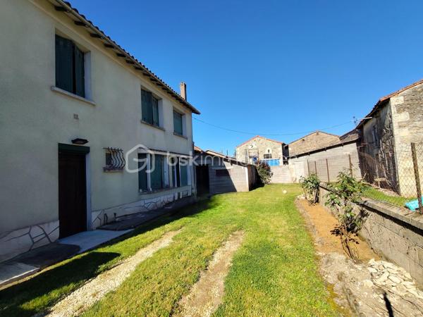 En exclusivité,
À découvrir sur la commune de Paizay-Naudouin( 10 km de Villefagnan, 10 km de chef boutonne )  dans un environnement calme et agréable, cette maison familiale  rénovée à l’intérieur offre de beaux volumes et un cadre de vie confortable. 

Caractéristiques principales :
Surface habitable : 150 m²
Terrain clos : 388 m²
8 pièces dont 5 chambres

🏠 Agencement :
Au rez-de-chaussée :

Une cuisine équipée récente (2025)
Un salon / séjour lumineux
Un WC indépendant
Une salle de jeux (ou chambre selon vos besoins)
Un cellier

À l’étage :

5 chambres
Une salle de bain complète avec douche, baignoire et double vasque
🔧 Équipements & prestations :
Huisseries double vitrage PVC
Toiture repassée  en 2022
Assainissement collectif
Chauffage fioul
Deux dépendances à rénover + chai (beau potentiel d’aménagement)

🌿 Extérieurs :
Terrain clos, facile d’entretien
Environnement calme

📍 Localisation :
Située à 10 minutes de Chef-Boutonne et Villefagnan
Cadre rural paisible, idéal pour une famille ou résidence secondaire

💬 Les + :

✔️ Intérieur rénové
✔️ 5 chambres
✔️ Dépendances avec potentiel
✔️ Secteur calme

👉 Une maison idéale pour une famille à la recherche d’espace et de tranquillité !