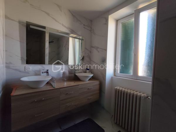 En exclusivité,
À découvrir sur la commune de Paizay-Naudouin, dans un environnement calme et agréable, cette maison familiale entièrement rénovée à l’intérieur offre de beaux volumes et un cadre de vie confortable. 

Caractéristiques principales :
Surface habitable : 150 m²
Terrain clos : 388 m²
8 pièces dont 5 chambres

🏠 Agencement :
Au rez-de-chaussée :

Une cuisine équipée récente (2025)
Un salon / séjour lumineux
Un WC indépendant
Une salle de jeux (ou chambre selon vos besoins)
Un cellier

À l’étage :

5 chambres
Une salle de bain complète avec douche, baignoire et double vasque
🔧 Équipements & prestations :
Huisseries double vitrage PVC
Toiture repassée  en 2022
Assainissement collectif
Chauffage fioul
Deux dépendances à rénover + chai (beau potentiel d’aménagement)

🌿 Extérieurs :
Terrain clos, facile d’entretien
Environnement calme

📍 Localisation :
Située à 10 minutes de Chef-Boutonne et Villefagnan
Cadre rural paisible, idéal pour une famille ou résidence secondaire

💬 Les + :

✔️ Intérieur rénové
✔️ 5 chambres
✔️ Dépendances avec potentiel
✔️ Secteur calme

👉 Une maison idéale pour une famille à la recherche d’espace et de tranquillité !