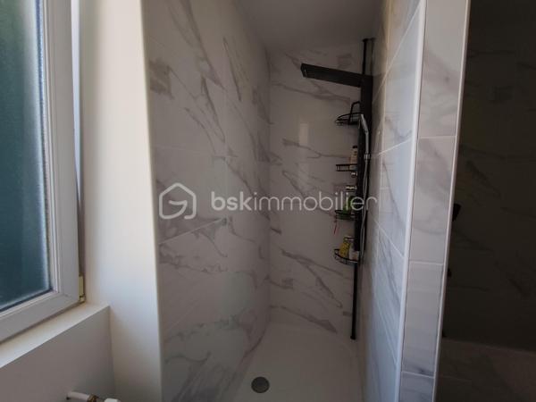 En exclusivité,
À découvrir sur la commune de Paizay-Naudouin, dans un environnement calme et agréable, cette maison familiale entièrement rénovée à l’intérieur offre de beaux volumes et un cadre de vie confortable. 

Caractéristiques principales :
Surface habitable : 150 m²
Terrain clos : 388 m²
8 pièces dont 5 chambres

🏠 Agencement :
Au rez-de-chaussée :

Une cuisine équipée récente (2025)
Un salon / séjour lumineux
Un WC indépendant
Une salle de jeux (ou chambre selon vos besoins)
Un cellier

À l’étage :

5 chambres
Une salle de bain complète avec douche, baignoire et double vasque
🔧 Équipements & prestations :
Huisseries double vitrage PVC
Toiture repassée  en 2022
Assainissement collectif
Chauffage fioul
Deux dépendances à rénover + chai (beau potentiel d’aménagement)

🌿 Extérieurs :
Terrain clos, facile d’entretien
Environnement calme

📍 Localisation :
Située à 10 minutes de Chef-Boutonne et Villefagnan
Cadre rural paisible, idéal pour une famille ou résidence secondaire

💬 Les + :

✔️ Intérieur rénové
✔️ 5 chambres
✔️ Dépendances avec potentiel
✔️ Secteur calme

👉 Une maison idéale pour une famille à la recherche d’espace et de tranquillité !