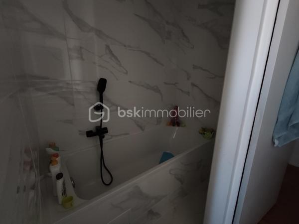 En exclusivité,
À découvrir sur la commune de Paizay-Naudouin, dans un environnement calme et agréable, cette maison familiale entièrement rénovée à l’intérieur offre de beaux volumes et un cadre de vie confortable. 

Caractéristiques principales :
Surface habitable : 150 m²
Terrain clos : 388 m²
8 pièces dont 5 chambres

🏠 Agencement :
Au rez-de-chaussée :

Une cuisine équipée récente (2025)
Un salon / séjour lumineux
Un WC indépendant
Une salle de jeux (ou chambre selon vos besoins)
Un cellier

À l’étage :

5 chambres
Une salle de bain complète avec douche, baignoire et double vasque
🔧 Équipements & prestations :
Huisseries double vitrage PVC
Toiture repassée  en 2022
Assainissement collectif
Chauffage fioul
Deux dépendances à rénover + chai (beau potentiel d’aménagement)

🌿 Extérieurs :
Terrain clos, facile d’entretien
Environnement calme

📍 Localisation :
Située à 10 minutes de Chef-Boutonne et Villefagnan
Cadre rural paisible, idéal pour une famille ou résidence secondaire

💬 Les + :

✔️ Intérieur rénové
✔️ 5 chambres
✔️ Dépendances avec potentiel
✔️ Secteur calme

👉 Une maison idéale pour une famille à la recherche d’espace et de tranquillité !