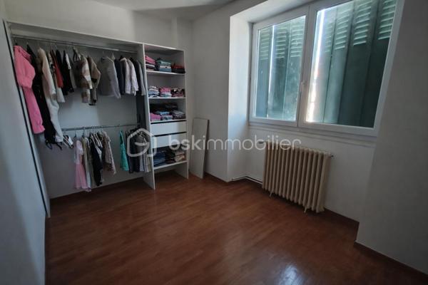 En exclusivité,
À découvrir sur la commune de Paizay-Naudouin, dans un environnement calme et agréable, cette maison familiale entièrement rénovée à l’intérieur offre de beaux volumes et un cadre de vie confortable. 

Caractéristiques principales :
Surface habitable : 150 m²
Terrain clos : 388 m²
8 pièces dont 5 chambres

🏠 Agencement :
Au rez-de-chaussée :

Une cuisine équipée récente (2025)
Un salon / séjour lumineux
Un WC indépendant
Une salle de jeux (ou chambre selon vos besoins)
Un cellier

À l’étage :

5 chambres
Une salle de bain complète avec douche, baignoire et double vasque
🔧 Équipements & prestations :
Huisseries double vitrage PVC
Toiture repassée  en 2022
Assainissement collectif
Chauffage fioul
Deux dépendances à rénover + chai (beau potentiel d’aménagement)

🌿 Extérieurs :
Terrain clos, facile d’entretien
Environnement calme

📍 Localisation :
Située à 10 minutes de Chef-Boutonne et Villefagnan
Cadre rural paisible, idéal pour une famille ou résidence secondaire

💬 Les + :

✔️ Intérieur rénové
✔️ 5 chambres
✔️ Dépendances avec potentiel
✔️ Secteur calme

👉 Une maison idéale pour une famille à la recherche d’espace et de tranquillité !