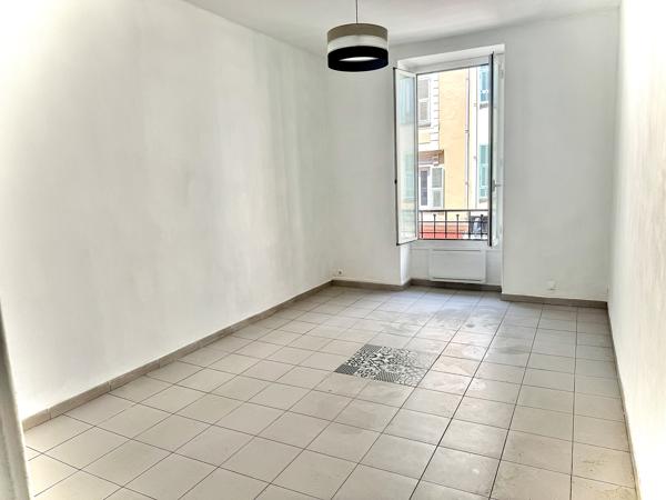 Appartement
         3 pièces
        - 66 m² Bien prestige 445 000 € *