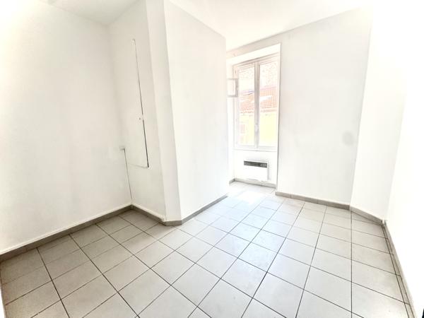 Appartement
         3 pièces
        - 66 m² Bien prestige 445 000 € *