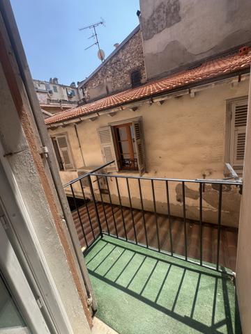 Appartement
         3 pièces
        - 66 m² Bien prestige 445 000 € *
