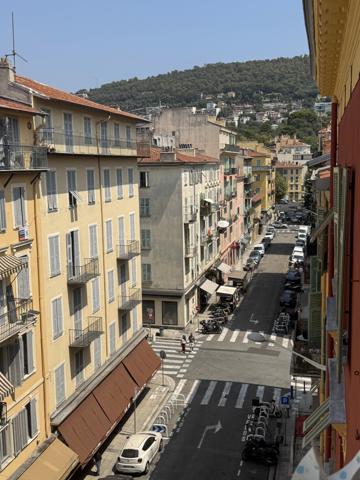 Appartement
         3 pièces
        - 66 m² Bien prestige 445 000 € *