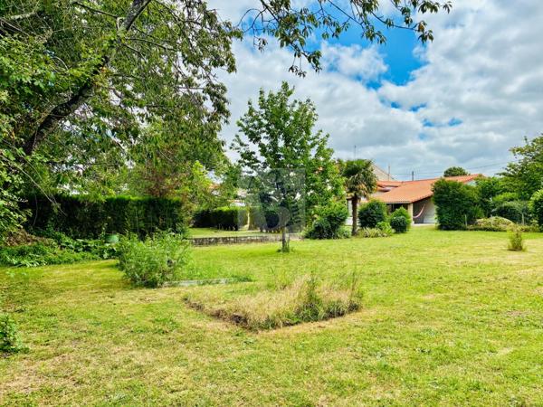 Vente maison L Isle D Espagnac (16340), 120.00m² avec 5 pièce(s) dont 3 chambre(s) sur 2800.00m² de terrain. Agence Allard Brimeaud