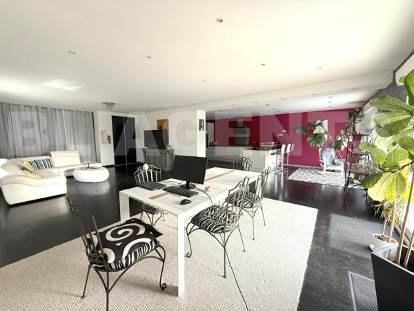 MAISON individuelle 215 m²  - 328 m² surface utile - Parcelle 850 m² - Parking 200 m² - Garage 80 m²