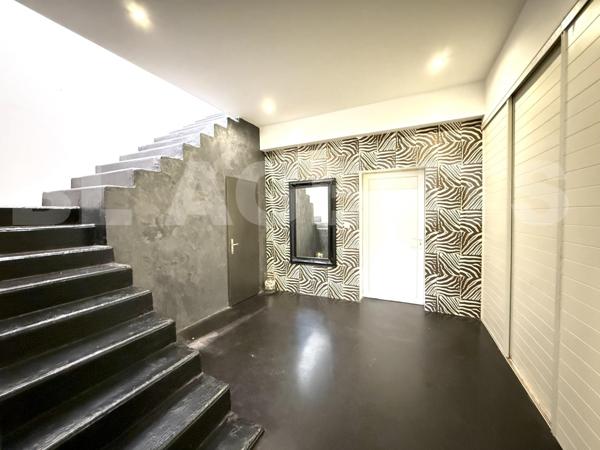 MAISON individuelle 215 m²  - 328 m² surface utile - Parcelle 850 m² - Parking 200 m² - Garage 80 m²