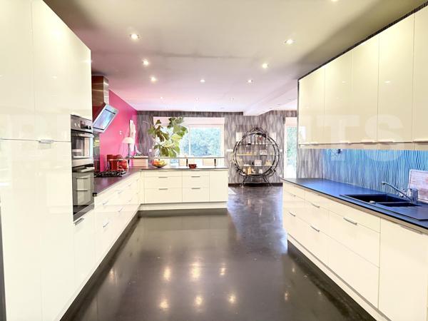 MAISON individuelle 215 m²  - 328 m² surface utile - Parcelle 850 m² - Parking 200 m² - Garage 80 m²