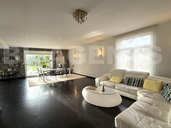 MAISON individuelle 215 m²  - 328 m² surface utile - Parcelle 850 m² - Parking 200 m² - Garage 80 m²