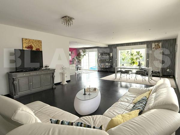 MAISON individuelle 215 m²  - 328 m² surface utile - Parcelle 850 m² - Parking 200 m² - Garage 80 m²