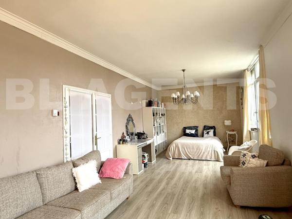 MAISON individuelle 215 m²  - 328 m² surface utile - Parcelle 850 m² - Parking 200 m² - Garage 80 m²