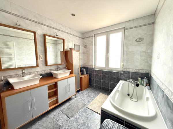 MAISON individuelle 215 m²  - 328 m² surface utile - Parcelle 850 m² - Parking 200 m² - Garage 80 m²