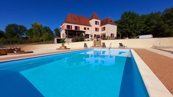Propriété de caractère de 444 m² avec piscine et 9 012 m² de terrain à Payrac, rendement locatif avec divers possibilités d'acceuil