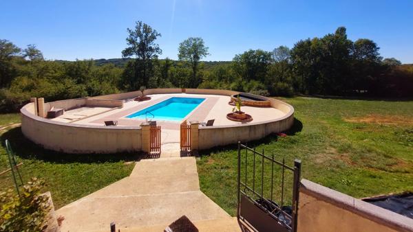 Propriété de caractère de 444 m² avec piscine et 9 012 m² de terrain à Payrac, rendement locatif avec divers possibilités d'acceuil