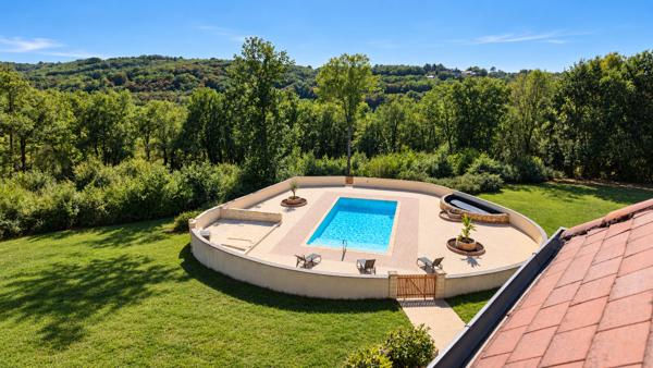 Propriété de caractère de 444 m² avec piscine et 9 012 m² de terrain à Payrac, rendement locatif avec divers possibilités d'acceuil