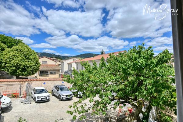 Appartement en triplex avec jardinet pour profiter pleinement des beaux jours *** Disponible en décembre 2026 ***