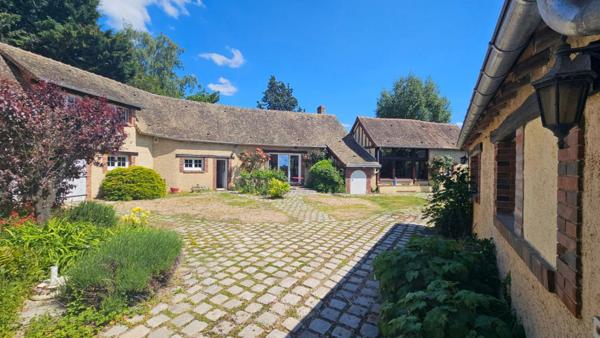 Houdan 12 mn / Magnifique longère 5 chambres / 2726 m2 de jardin