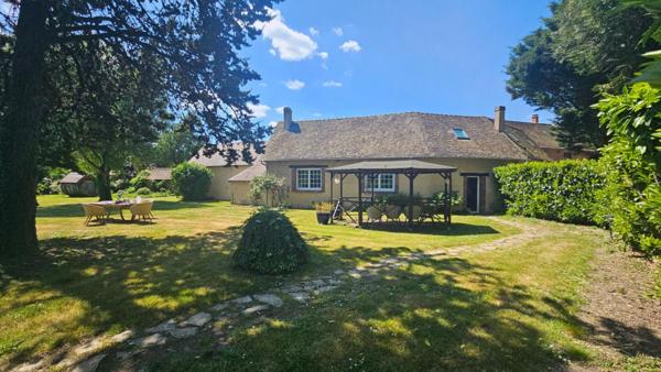 Houdan 12 mn / Magnifique longère 5 chambres / 2726 m2 de jardin