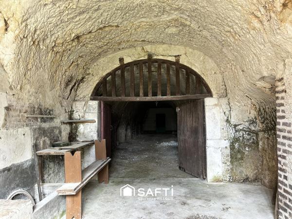 Grange avec sa cave creusée dans la roche