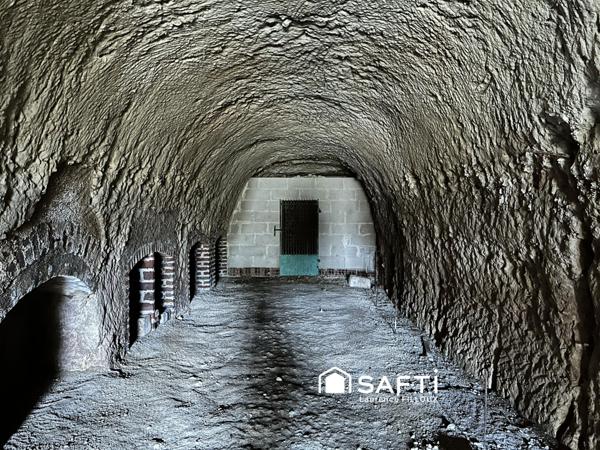 Grange avec sa cave creusée dans la roche