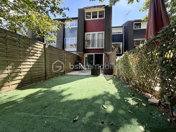 À Cesson-la-Forêt, en impasse, découvrez cette maison de type triplex, parfaitement entretenue, de 95 m² au sol. 
Son agencement offre un véritable atout au quotidien. 
Dès l'entrée, le rez-de-chaussée propose une cuisine dînatoire de 16 m² menant au jardin, WC et garage. 
Le niveau principal offre un séjour lumineux  et une suite parentale. 
À l'étage, découvrez deux autres chambres, dont une avec mezzanine, ainsi qu'une salle de bains et WC. 

Son emplacement est idéal, à proximité à pied des écoles, collèges, commerces et gare de Cesson. 

Aucuns travaux  ne sont à prévoir ; elle dispose de double vitrage et la chaudière est récente. 

Mieux qu'un appartement, je vous invite à y poser vos valises. 

Une visite s'impose !