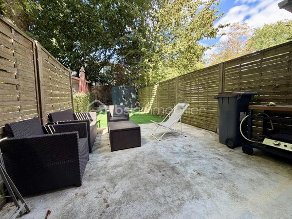 À Cesson-la-Forêt, en impasse, découvrez cette maison de type triplex, parfaitement entretenue, de 95 m² au sol. 
Son agencement offre un véritable atout au quotidien. 
Dès l'entrée, le rez-de-chaussée propose une cuisine dînatoire de 16 m² menant au jardin, WC et garage. 
Le niveau principal offre un séjour lumineux  et une suite parentale. 
À l'étage, découvrez deux autres chambres, dont une avec mezzanine, ainsi qu'une salle de bains et WC. 

Son emplacement est idéal, à proximité à pied des écoles, collèges, commerces et gare de Cesson. 

Aucuns travaux  ne sont à prévoir ; elle dispose de double vitrage et la chaudière est récente. 

Mieux qu'un appartement, je vous invite à y poser vos valises. 

Une visite s'impose !