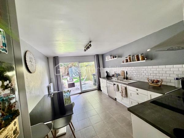 À Cesson-la-Forêt, en impasse, découvrez cette maison de type triplex, parfaitement entretenue, de 95 m² au sol. 
Son agencement offre un véritable atout au quotidien. 
Dès l'entrée, le rez-de-chaussée propose une cuisine dînatoire de 16 m² menant au jardin, WC et garage. 
Le niveau principal offre un séjour lumineux  et une suite parentale. 
À l'étage, découvrez deux autres chambres, dont une avec mezzanine, ainsi qu'une salle de bains et WC. 

Son emplacement est idéal, à proximité à pied des écoles, collèges, commerces et gare de Cesson. 

Aucuns travaux  ne sont à prévoir ; elle dispose de double vitrage et la chaudière est récente. 

Mieux qu'un appartement, je vous invite à y poser vos valises. 

Une visite s'impose !