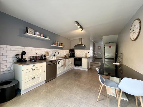 À Cesson-la-Forêt, en impasse, découvrez cette maison de type triplex, parfaitement entretenue, de 95 m² au sol. 
Son agencement offre un véritable atout au quotidien. 
Dès l'entrée, le rez-de-chaussée propose une cuisine dînatoire de 16 m² menant au jardin, WC et garage. 
Le niveau principal offre un séjour lumineux  et une suite parentale. 
À l'étage, découvrez deux autres chambres, dont une avec mezzanine, ainsi qu'une salle de bains et WC. 

Son emplacement est idéal, à proximité à pied des écoles, collèges, commerces et gare de Cesson. 

Aucuns travaux  ne sont à prévoir ; elle dispose de double vitrage et la chaudière est récente. 

Mieux qu'un appartement, je vous invite à y poser vos valises. 

Une visite s'impose !