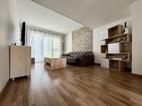 À Cesson-la-Forêt, en impasse, découvrez cette maison de type triplex, parfaitement entretenue, de 95 m² au sol. 
Son agencement offre un véritable atout au quotidien. 
Dès l'entrée, le rez-de-chaussée propose une cuisine dînatoire de 16 m² menant au jardin, WC et garage. 
Le niveau principal offre un séjour lumineux  et une suite parentale. 
À l'étage, découvrez deux autres chambres, dont une avec mezzanine, ainsi qu'une salle de bains et WC. 

Son emplacement est idéal, à proximité à pied des écoles, collèges, commerces et gare de Cesson. 

Aucuns travaux  ne sont à prévoir ; elle dispose de double vitrage et la chaudière est récente. 

Mieux qu'un appartement, je vous invite à y poser vos valises. 

Une visite s'impose !