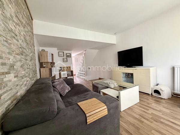 À Cesson-la-Forêt, en impasse, découvrez cette maison de type triplex, parfaitement entretenue, de 95 m² au sol. 
Son agencement offre un véritable atout au quotidien. 
Dès l'entrée, le rez-de-chaussée propose une cuisine dînatoire de 16 m² menant au jardin, WC et garage. 
Le niveau principal offre un séjour lumineux  et une suite parentale. 
À l'étage, découvrez deux autres chambres, dont une avec mezzanine, ainsi qu'une salle de bains et WC. 

Son emplacement est idéal, à proximité à pied des écoles, collèges, commerces et gare de Cesson. 

Aucuns travaux  ne sont à prévoir ; elle dispose de double vitrage et la chaudière est récente. 

Mieux qu'un appartement, je vous invite à y poser vos valises. 

Une visite s'impose !