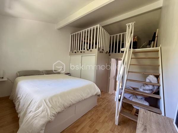À Cesson-la-Forêt, en impasse, découvrez cette maison de type triplex, parfaitement entretenue, de 95 m² au sol. 
Son agencement offre un véritable atout au quotidien. 
Dès l'entrée, le rez-de-chaussée propose une cuisine dînatoire de 16 m² menant au jardin, WC et garage. 
Le niveau principal offre un séjour lumineux  et une suite parentale. 
À l'étage, découvrez deux autres chambres, dont une avec mezzanine, ainsi qu'une salle de bains et WC. 

Son emplacement est idéal, à proximité à pied des écoles, collèges, commerces et gare de Cesson. 

Aucuns travaux  ne sont à prévoir ; elle dispose de double vitrage et la chaudière est récente. 

Mieux qu'un appartement, je vous invite à y poser vos valises. 

Une visite s'impose !