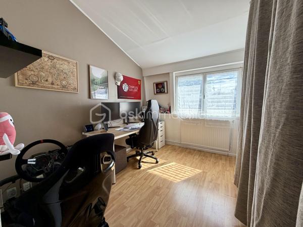 À Cesson-la-Forêt, en impasse, découvrez cette maison de type triplex, parfaitement entretenue, de 95 m² au sol. 
Son agencement offre un véritable atout au quotidien. 
Dès l'entrée, le rez-de-chaussée propose une cuisine dînatoire de 16 m² menant au jardin, WC et garage. 
Le niveau principal offre un séjour lumineux  et une suite parentale. 
À l'étage, découvrez deux autres chambres, dont une avec mezzanine, ainsi qu'une salle de bains et WC. 

Son emplacement est idéal, à proximité à pied des écoles, collèges, commerces et gare de Cesson. 

Aucuns travaux  ne sont à prévoir ; elle dispose de double vitrage et la chaudière est récente. 

Mieux qu'un appartement, je vous invite à y poser vos valises. 

Une visite s'impose !