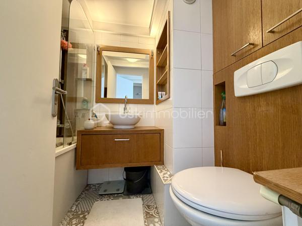 À Cesson-la-Forêt, en impasse, découvrez cette maison de type triplex, parfaitement entretenue, de 95 m² au sol. 
Son agencement offre un véritable atout au quotidien. 
Dès l'entrée, le rez-de-chaussée propose une cuisine dînatoire de 16 m² menant au jardin, WC et garage. 
Le niveau principal offre un séjour lumineux  et une suite parentale. 
À l'étage, découvrez deux autres chambres, dont une avec mezzanine, ainsi qu'une salle de bains et WC. 

Son emplacement est idéal, à proximité à pied des écoles, collèges, commerces et gare de Cesson. 

Aucuns travaux  ne sont à prévoir ; elle dispose de double vitrage et la chaudière est récente. 

Mieux qu'un appartement, je vous invite à y poser vos valises. 

Une visite s'impose !