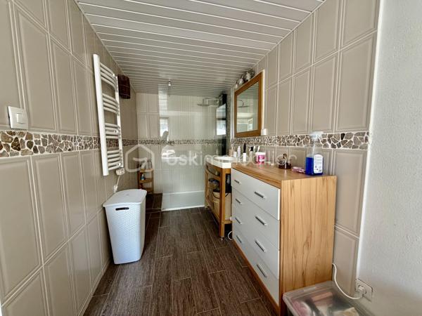 À Cesson-la-Forêt, en impasse, découvrez cette maison de type triplex, parfaitement entretenue, de 95 m² au sol. 
Son agencement offre un véritable atout au quotidien. 
Dès l'entrée, le rez-de-chaussée propose une cuisine dînatoire de 16 m² menant au jardin, WC et garage. 
Le niveau principal offre un séjour lumineux  et une suite parentale. 
À l'étage, découvrez deux autres chambres, dont une avec mezzanine, ainsi qu'une salle de bains et WC. 

Son emplacement est idéal, à proximité à pied des écoles, collèges, commerces et gare de Cesson. 

Aucuns travaux  ne sont à prévoir ; elle dispose de double vitrage et la chaudière est récente. 

Mieux qu'un appartement, je vous invite à y poser vos valises. 

Une visite s'impose !