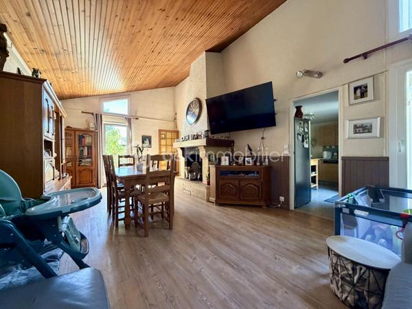 Venez découvrir cette maison FAMILIALE de 97,78m2 LOI CARREZ , sur la commune d’ÉMERAINVILLE dans un quartier calme et verdoyant. A moins de 5min des écoles ( maternelle , primaire et collège ) et de la N4. 

Elle se compose au RDC, d’une entrée desservant une chambre, un wc, un séjour TRAVERSANT d’environ 29m2, d’une SPACIEUSE cuisine de 11m2 environ.

A l’étage, vous découvrirez un couloir donnant accès aux deux chambres et à une salle d’eau.

Le tout édifié sur un terrain clos et arboré de 211m2, un GARAGE d’environ 20m2.

Les +
- Isolation extérieure 2024
- Pompe à chaleur 2024
- Fenêtres PVC double vitrage
- Porte de garage motorisée
- Fibre
- Rangements