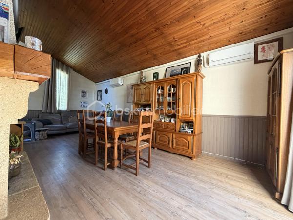 Venez découvrir cette maison FAMILIALE de 97,78m2 LOI CARREZ , sur la commune d’ÉMERAINVILLE dans un quartier calme et verdoyant. A moins de 5min des écoles ( maternelle , primaire et collège ) et de la N4. 

Elle se compose au RDC, d’une entrée desservant une chambre, un wc, un séjour TRAVERSANT d’environ 29m2, d’une SPACIEUSE cuisine de 11m2 environ.

A l’étage, vous découvrirez un couloir donnant accès aux deux chambres et à une salle d’eau.

Le tout édifié sur un terrain clos et arboré de 211m2, un GARAGE d’environ 20m2.

Les +
- Isolation extérieure 2024
- Pompe à chaleur 2024
- Fenêtres PVC double vitrage
- Porte de garage motorisée
- Fibre
- Rangements