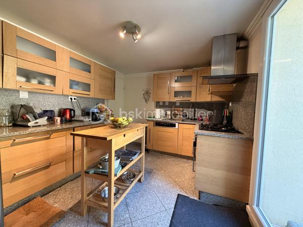 Venez découvrir cette maison FAMILIALE de 97,78m2 LOI CARREZ , sur la commune d’ÉMERAINVILLE dans un quartier calme et verdoyant. A moins de 5min des écoles ( maternelle , primaire et collège ) et de la N4. 

Elle se compose au RDC, d’une entrée desservant une chambre, un wc, un séjour TRAVERSANT d’environ 29m2, d’une SPACIEUSE cuisine de 11m2 environ.

A l’étage, vous découvrirez un couloir donnant accès aux deux chambres et à une salle d’eau.

Le tout édifié sur un terrain clos et arboré de 211m2, un GARAGE d’environ 20m2.

Les +
- Isolation extérieure 2024
- Pompe à chaleur 2024
- Fenêtres PVC double vitrage
- Porte de garage motorisée
- Fibre
- Rangements