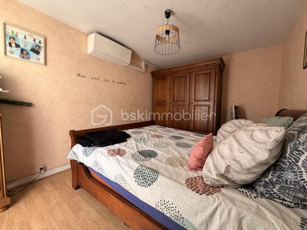 Venez découvrir cette maison FAMILIALE de 97,78m2 LOI CARREZ , sur la commune d’ÉMERAINVILLE dans un quartier calme et verdoyant. A moins de 5min des écoles ( maternelle , primaire et collège ) et de la N4. 

Elle se compose au RDC, d’une entrée desservant une chambre, un wc, un séjour TRAVERSANT d’environ 29m2, d’une SPACIEUSE cuisine de 11m2 environ.

A l’étage, vous découvrirez un couloir donnant accès aux deux chambres et à une salle d’eau.

Le tout édifié sur un terrain clos et arboré de 211m2, un GARAGE d’environ 20m2.

Les +
- Isolation extérieure 2024
- Pompe à chaleur 2024
- Fenêtres PVC double vitrage
- Porte de garage motorisée
- Fibre
- Rangements