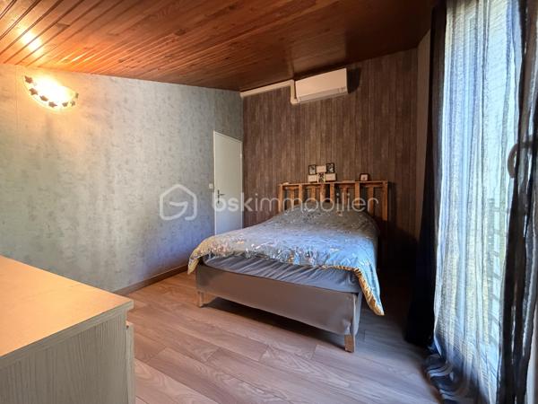 Venez découvrir cette maison FAMILIALE de 97,78m2 LOI CARREZ , sur la commune d’ÉMERAINVILLE dans un quartier calme et verdoyant. A moins de 5min des écoles ( maternelle , primaire et collège ) et de la N4. 

Elle se compose au RDC, d’une entrée desservant une chambre, un wc, un séjour TRAVERSANT d’environ 29m2, d’une SPACIEUSE cuisine de 11m2 environ.

A l’étage, vous découvrirez un couloir donnant accès aux deux chambres et à une salle d’eau.

Le tout édifié sur un terrain clos et arboré de 211m2, un GARAGE d’environ 20m2.

Les +
- Isolation extérieure 2024
- Pompe à chaleur 2024
- Fenêtres PVC double vitrage
- Porte de garage motorisée
- Fibre
- Rangements