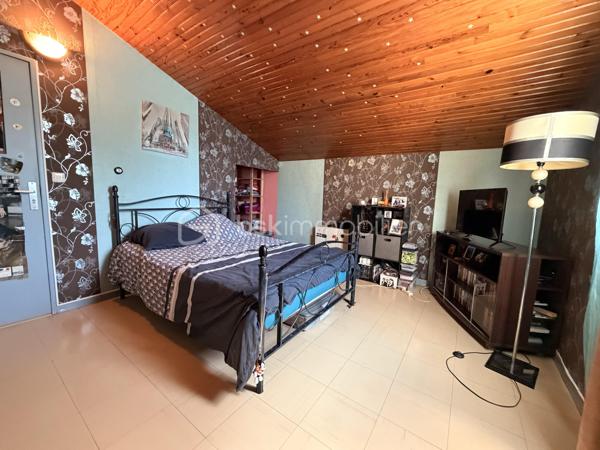 Venez découvrir cette maison FAMILIALE de 97,78m2 LOI CARREZ , sur la commune d’ÉMERAINVILLE dans un quartier calme et verdoyant. A moins de 5min des écoles ( maternelle , primaire et collège ) et de la N4. 

Elle se compose au RDC, d’une entrée desservant une chambre, un wc, un séjour TRAVERSANT d’environ 29m2, d’une SPACIEUSE cuisine de 11m2 environ.

A l’étage, vous découvrirez un couloir donnant accès aux deux chambres et à une salle d’eau.

Le tout édifié sur un terrain clos et arboré de 211m2, un GARAGE d’environ 20m2.

Les +
- Isolation extérieure 2024
- Pompe à chaleur 2024
- Fenêtres PVC double vitrage
- Porte de garage motorisée
- Fibre
- Rangements