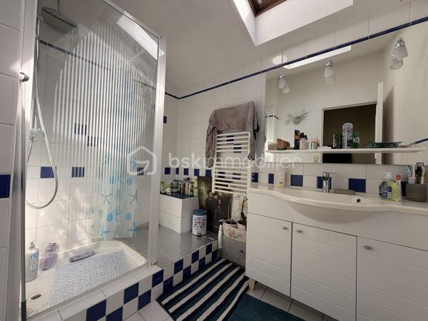 Venez découvrir cette maison FAMILIALE de 97,78m2 LOI CARREZ , sur la commune d’ÉMERAINVILLE dans un quartier calme et verdoyant. A moins de 5min des écoles ( maternelle , primaire et collège ) et de la N4. 

Elle se compose au RDC, d’une entrée desservant une chambre, un wc, un séjour TRAVERSANT d’environ 29m2, d’une SPACIEUSE cuisine de 11m2 environ.

A l’étage, vous découvrirez un couloir donnant accès aux deux chambres et à une salle d’eau.

Le tout édifié sur un terrain clos et arboré de 211m2, un GARAGE d’environ 20m2.

Les +
- Isolation extérieure 2024
- Pompe à chaleur 2024
- Fenêtres PVC double vitrage
- Porte de garage motorisée
- Fibre
- Rangements