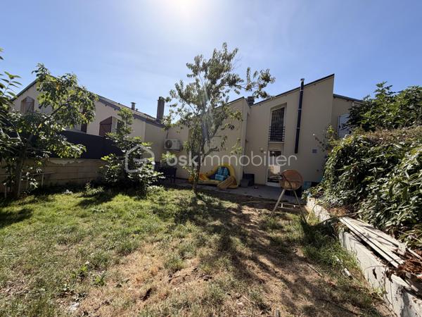 Venez découvrir cette maison FAMILIALE de 97,78m2 LOI CARREZ , sur la commune d’ÉMERAINVILLE dans un quartier calme et verdoyant. A moins de 5min des écoles ( maternelle , primaire et collège ) et de la N4. 

Elle se compose au RDC, d’une entrée desservant une chambre, un wc, un séjour TRAVERSANT d’environ 29m2, d’une SPACIEUSE cuisine de 11m2 environ.

A l’étage, vous découvrirez un couloir donnant accès aux deux chambres et à une salle d’eau.

Le tout édifié sur un terrain clos et arboré de 211m2, un GARAGE d’environ 20m2.

Les +
- Isolation extérieure 2024
- Pompe à chaleur 2024
- Fenêtres PVC double vitrage
- Porte de garage motorisée
- Fibre
- Rangements