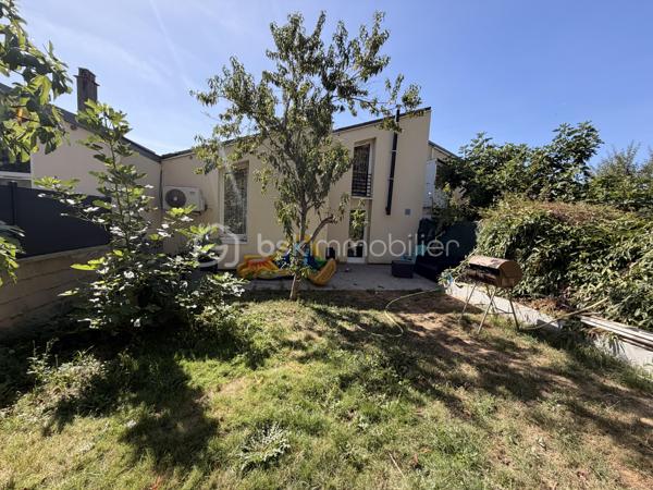 Venez découvrir cette maison FAMILIALE de 97,78m2 LOI CARREZ , sur la commune d’ÉMERAINVILLE dans un quartier calme et verdoyant. A moins de 5min des écoles ( maternelle , primaire et collège ) et de la N4. 

Elle se compose au RDC, d’une entrée desservant une chambre, un wc, un séjour TRAVERSANT d’environ 29m2, d’une SPACIEUSE cuisine de 11m2 environ.

A l’étage, vous découvrirez un couloir donnant accès aux deux chambres et à une salle d’eau.

Le tout édifié sur un terrain clos et arboré de 211m2, un GARAGE d’environ 20m2.

Les +
- Isolation extérieure 2024
- Pompe à chaleur 2024
- Fenêtres PVC double vitrage
- Porte de garage motorisée
- Fibre
- Rangements
