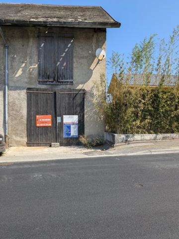 A Vallières-sur-Fier, Permis accepté pour création de Deux appartements (dont 1 duplex) avec 4 places de parking privatives.es