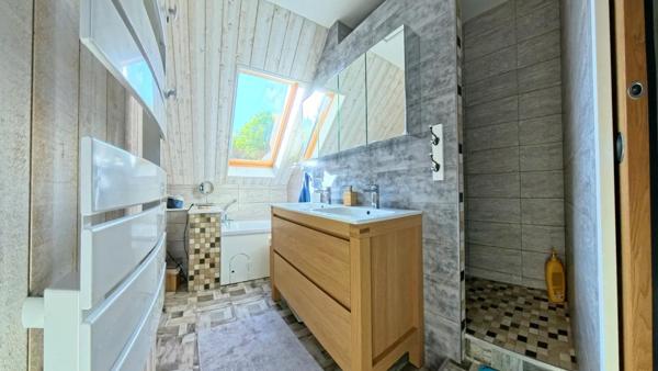 [EXCLUSIVITÉ] Superbe pavillon rénové - 4 chambres, véranda et jardin zen, garage à HOMBLIERES