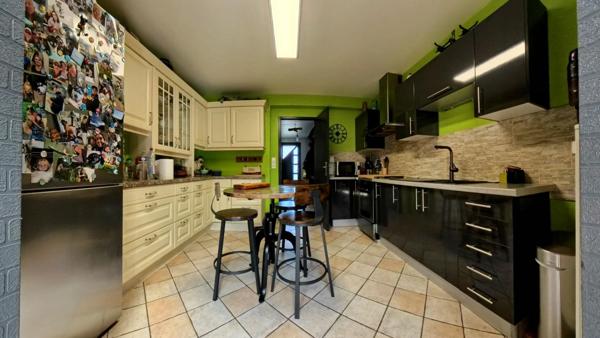 [EXCLUSIVITÉ] Superbe pavillon rénové - 4 chambres, véranda et jardin zen, garage à HOMBLIERES