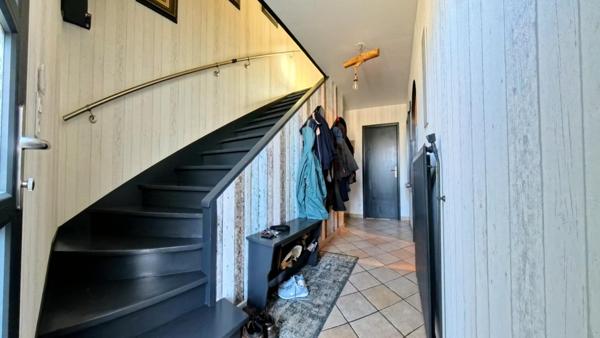 [EXCLUSIVITÉ] Superbe pavillon rénové - 4 chambres, véranda et jardin zen, garage à HOMBLIERES