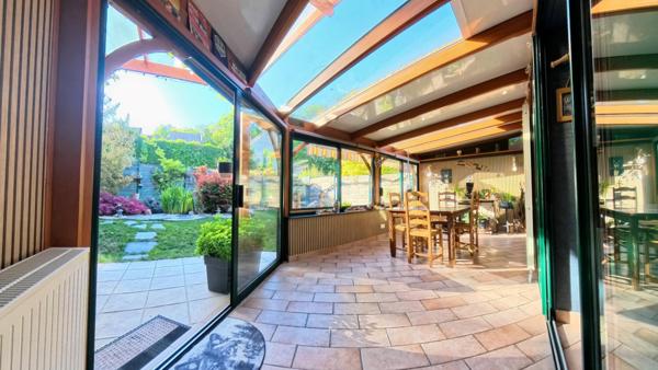 [EXCLUSIVITÉ] Superbe pavillon rénové - 4 chambres, véranda et jardin zen, garage à HOMBLIERES